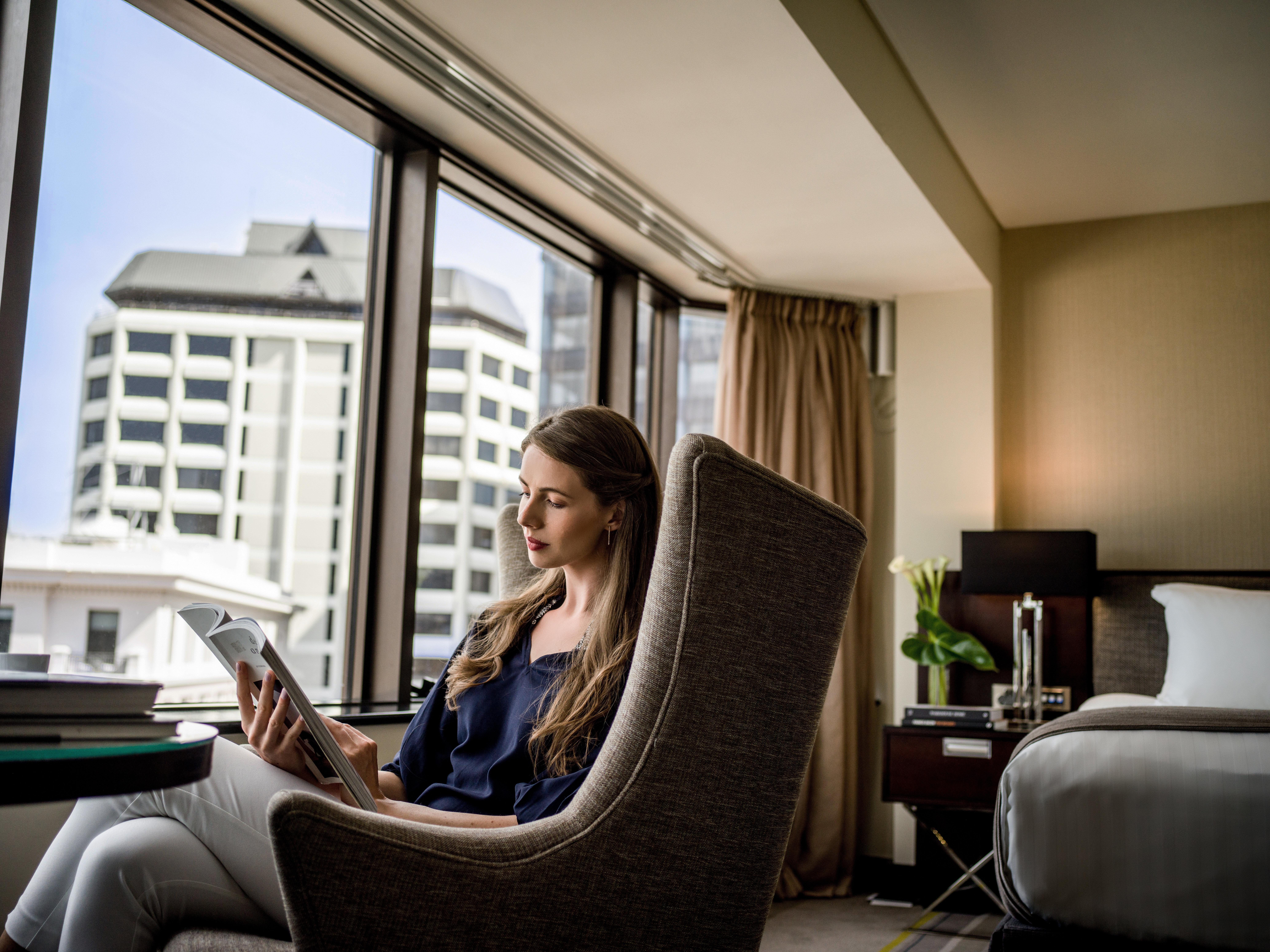 อินเตอร์คอนติเนนตัล เวลลิงตัน Hotel ภายนอก รูปภาพ A guest using a tablet in a room at the hotel